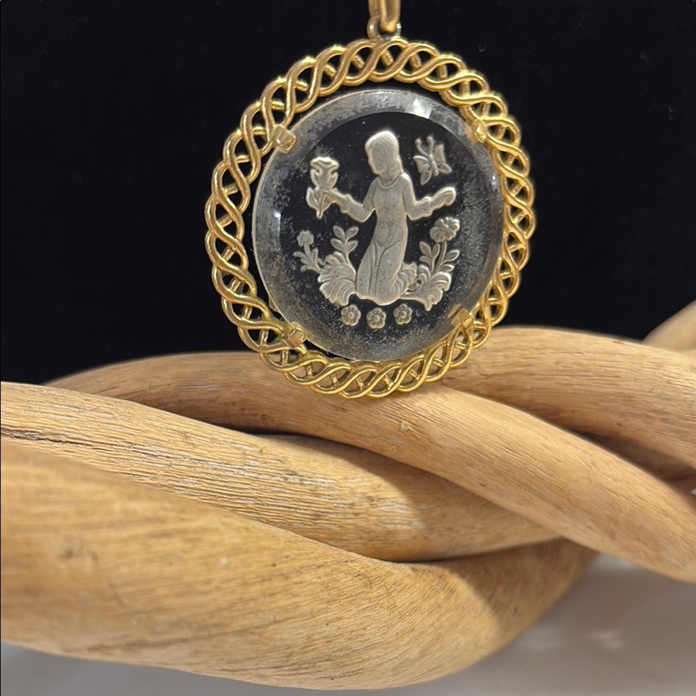 Vintage Trifari pendant clear, reverse pendant, cameo glass